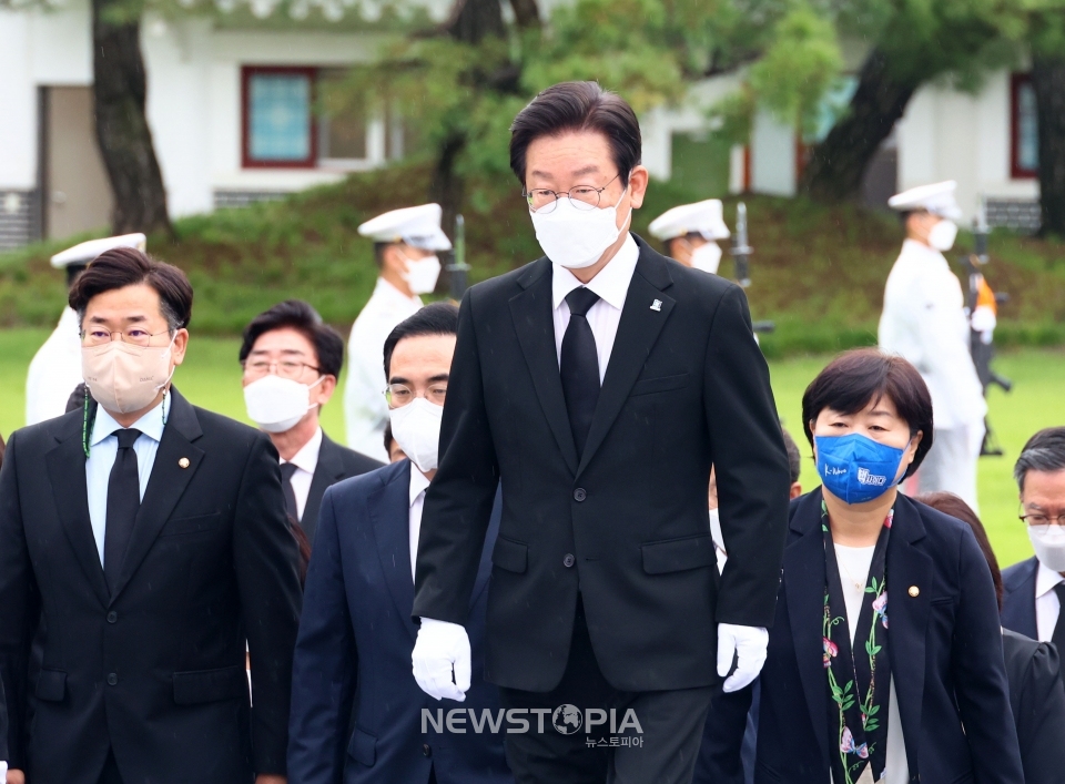 이재명 더불어민주당 신임 당대표가 29일 오전 동작동 국립서울현충원을 찾아 참배를 위해 이동하고 있다.ⓒ뉴시스