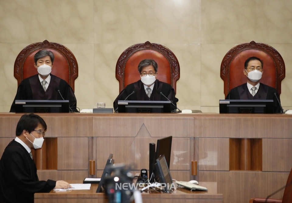 30일 서울 대법원에서 열린 전원합의체 선고에서 김명수 대법원장과 김재형 대법관 등 대법관들이 선고를 시작하고 있다. 이날 선고에선 박정희 정부가 발령한 '긴급조치 9호'로 옥살이를 한 피해자들에 대해 정부의 손해배상 책임이 인정되는지에 관한 판단이 나온다. ⓒ뉴시스