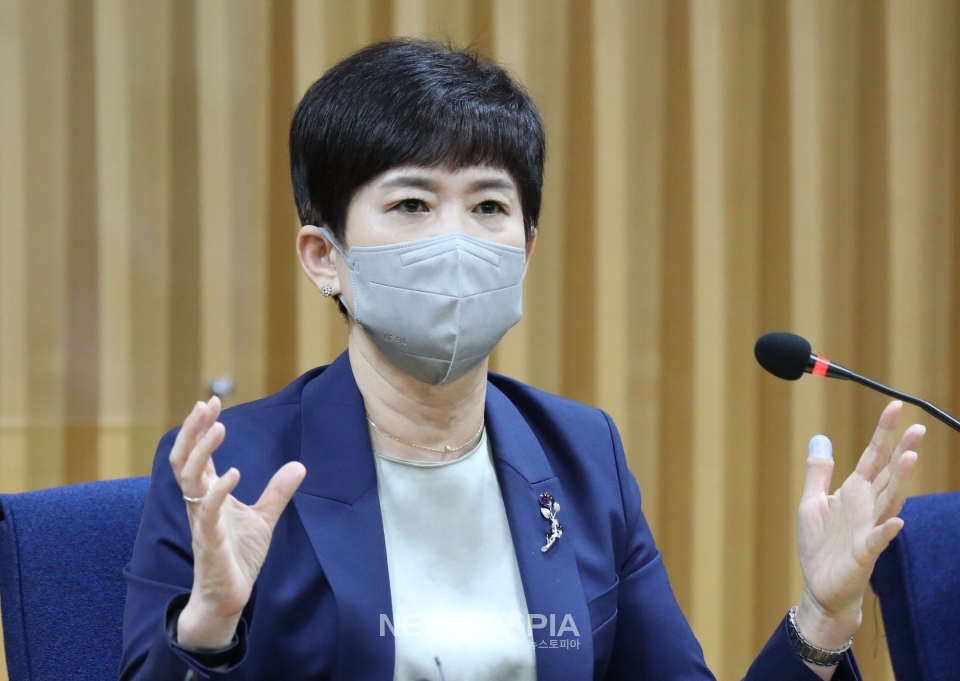 공군 성폭력 피해자 고(故) 이예람 중사 특검팀 안미영 특별검사가 13일 오후 서울 서초동 서울지방변호사회관에서 출범 후 100일간의 수사결과를 발표하고 있다.ⓒ뉴시스