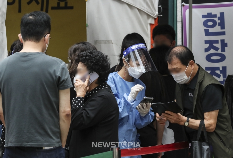 국내 코로나19 신규 확진자 수가 9만3981명을 기록한 14일 오전 서울 강남구보건소 선별진료소에서 시민들이 검사를 받기위해 줄 서 있다. ⓒ뉴시스