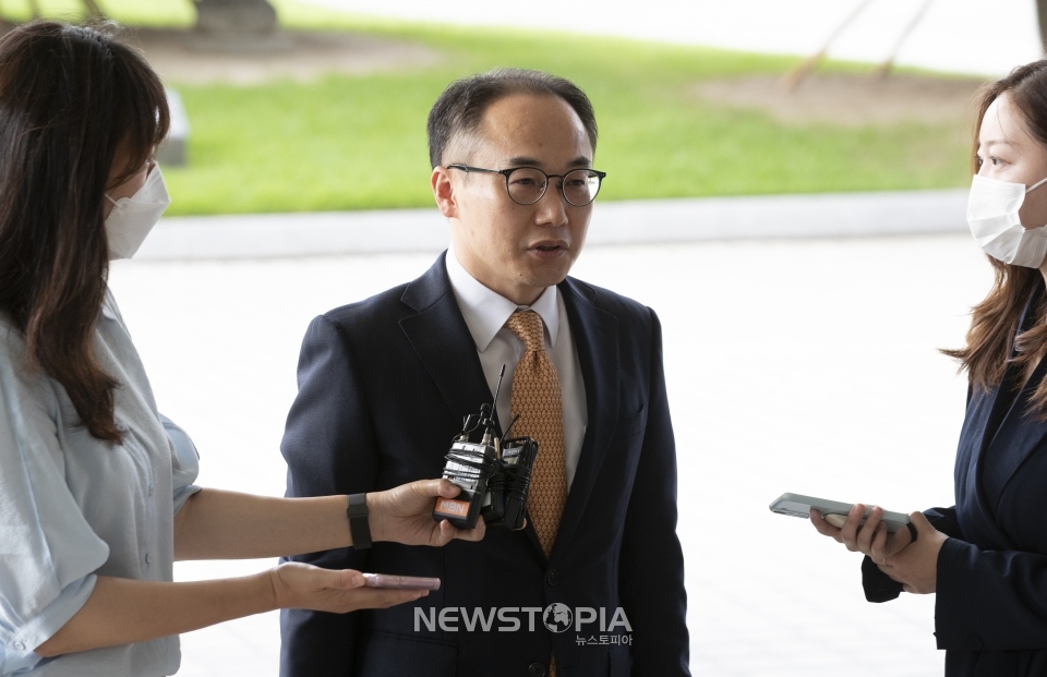 이원석 검찰총장이 19일 오전 서울 서초구 대검찰청 출근길에서 기자 질문에 답변하고 있다.ⓒ뉴시스
