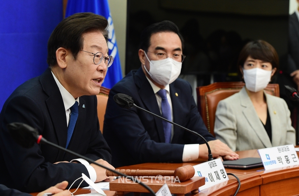 이재명 더불어민주당 대표가 19일 서울 여의도 국회에서 열린 최고위원회의에서 모두발언을 하고 있다. ⓒ뉴시스