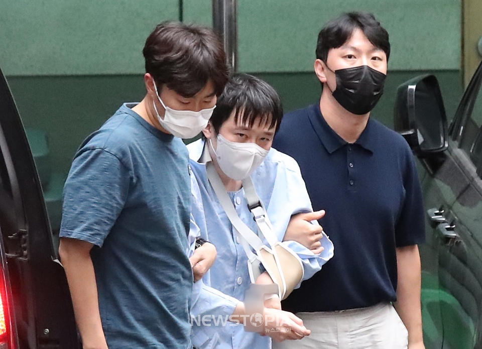 서울경찰청이 19일 특정강력범죄 피의자 신상공개위원회를 통해 신당역 역무원 스토킹 보복살인 사건 피의자인 1991년생 전주환(31.가운데) 신상을 공개하기로 결정했다. 사진은 전주환(가운데)이 지난 15일 오후 서울 중구 남대문경찰서로 호송돼 유치장으로 들어서는 모습.