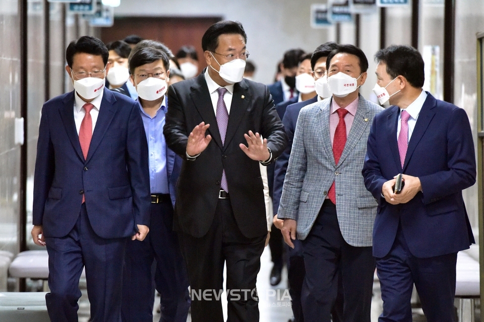 정진석(가운데) 국민의힘 비상대책위원장, 성일종(오른쪽) 정책위의장 등 비대위원들이 19일 서울 여의도 국회에서 열린 비상대책위원회의에 참석하고 있다.ⓒ뉴시스