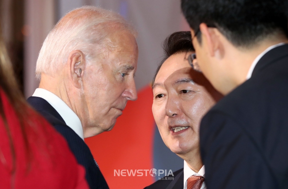 윤석열 대통령이 21일(현지시간) 뉴욕 한 빌딩에서 열린 글로벌펀드 제7차 재정공약회의를 마친 후 조 바이든 미국 대통령과 대화하고 있다. ⓒ뉴시스