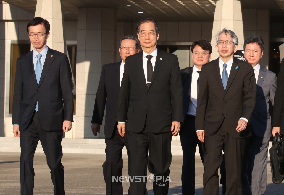 한덕수 국무총리가 27일 오전 성남 서울공항에서 아베 전 총리 국장 참석을 위해 출국하고 있다. ⓒ뉴시스