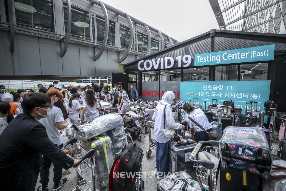 24일 인천국제공항 1터미널 코로나19 검사센터에서 여행객들이 검사를 받기 위해 줄 서 있다. ⓒ뉴시스