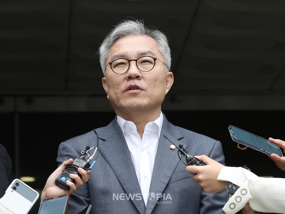 최강욱 더불어민주당 의원이 4일 오전 서울 서초구 중앙지방법원에서 열린 '채널A기자 명예훼손 혐의' 1심 선고 공판에서 무죄를 선고받은 뒤 법정을 나서며 취재진의 질문에 답하고 있다.ⓒ뉴시스