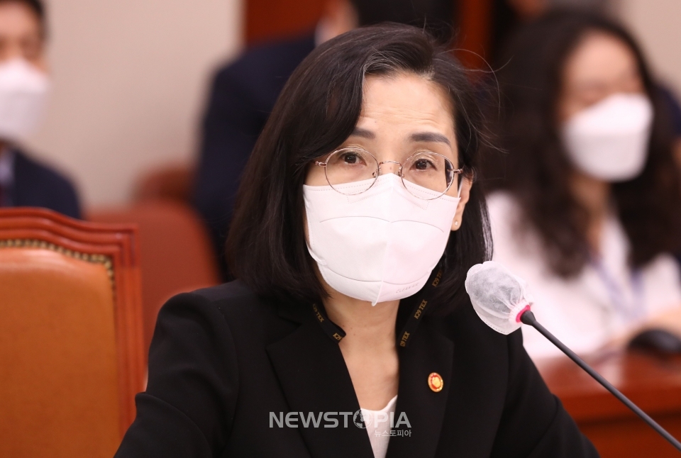 김현숙 여성가족부 장관이 20일 서울 여의도 국회에서 열린 여성가족위원회 전체회의에서 의원 질의에 답변하고 있다.ⓒ뉴시스