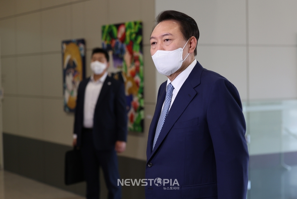 윤석열 대통령이 7일 서울 용산 대통령실 청사로 출근하며 취재진 질문에 답하고 있다. (대통령실통신사진기자단)