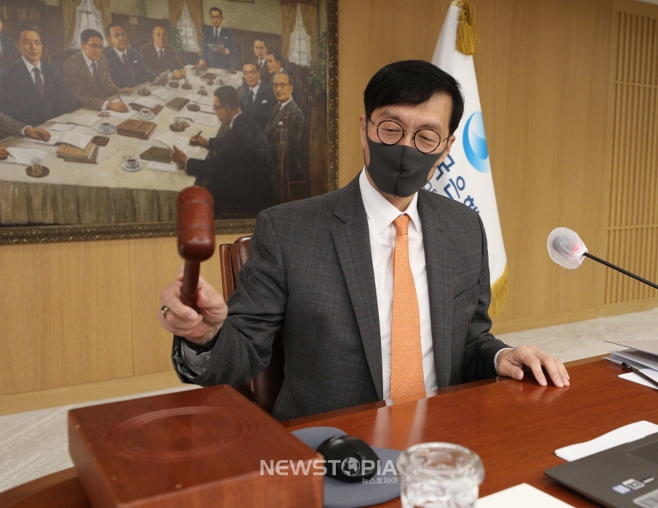 이창용 한국은행 총재가 12일 오전 서울 중구 한국은행에서 열린 금융통화위원회 정기회의에 참석해 의사봉을 두드리고 있다. ⓒ뉴시스