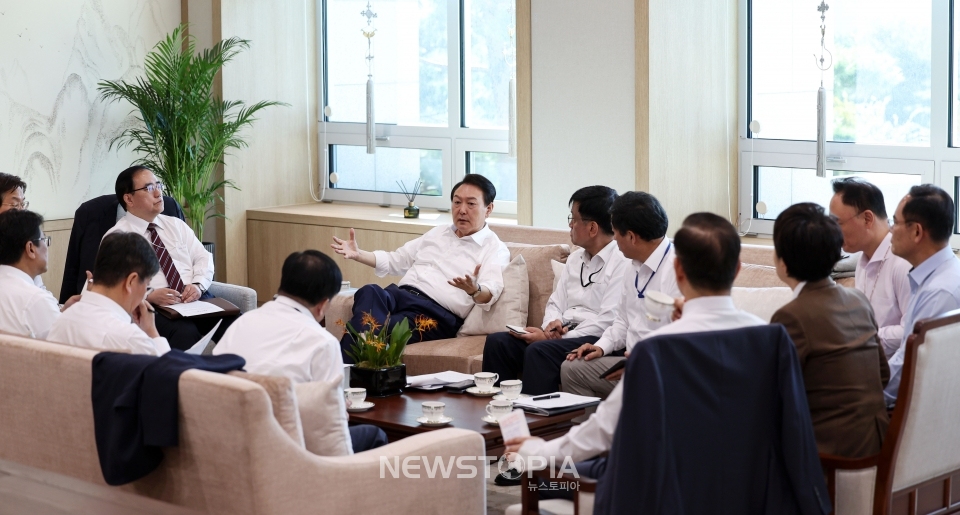 윤석열 대통령이 17일 오전 서울 용산 대통령실 청사에서 수석비서관 회의를 주재하고 있다. (사진=대통령실 제공)