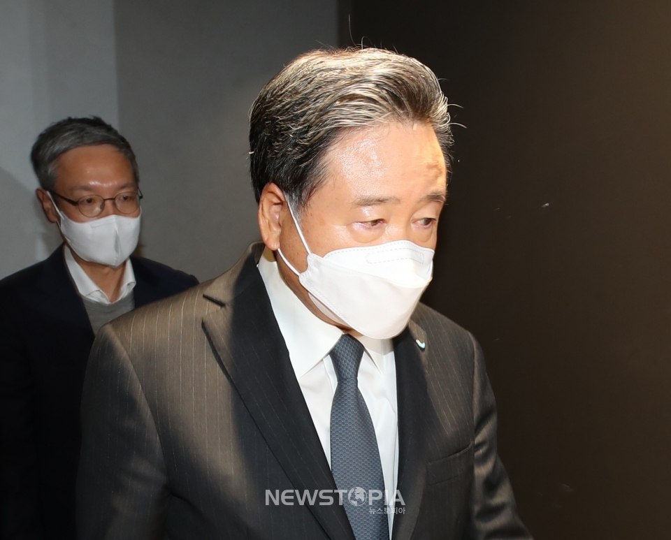 SPC그룹 허영인 회장을 비롯한 계열사 대표자들이 21일 서울 양재동 SPC 본사에서 최근 발생한 계열사 SPL 제빵공장 사망사고와 관련, 대국민 사과 기자회견을 위해 입장하고 있다. ⓒ뉴시스
