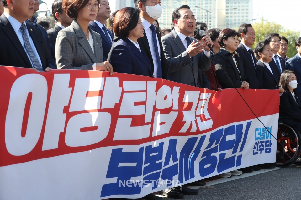 박홍근 더불어민주당 원내대표와 의원들이 24일 오전 서울 용산구 대통령실 앞에서 열린 '검찰독재 신공안통치 민주당사 침탈 규탄 기자회견'에서 야당 탄압 규탄 및 보복수사 중단을 촉구하고 있다. ⓒ뉴시스