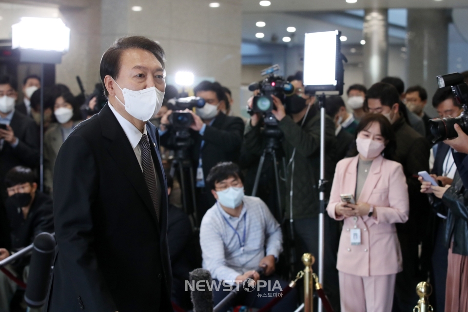 윤석열 대통령이 24일 서울 용산 대통령실 청사에서 취재진 질문에 답변한 후 집무실로 향하고 있다. ⓒ뉴시스