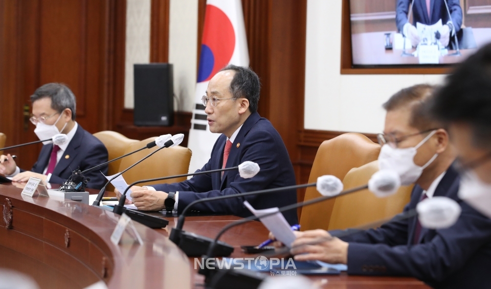 추경호 경제부총리 겸 기획재정부 장관이 28일 오전 서울 종로구 정부서울청사에서 열린 비상경제장관회의를 주재하며 발언하고 있다.ⓒ뉴시스