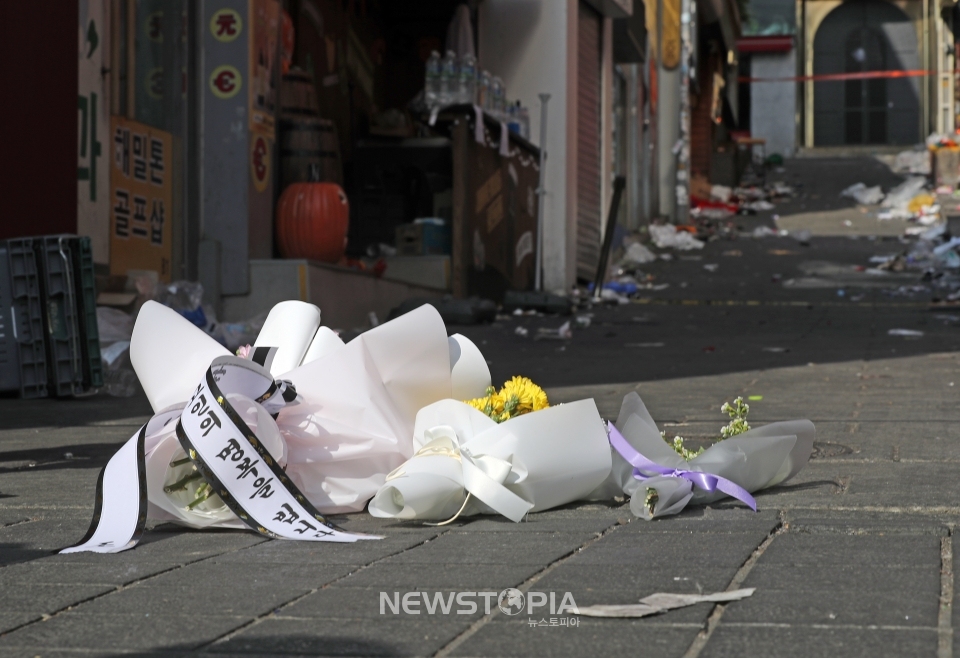 30일 오후 서울 용산구 이태원 압사 사고 현장에 시민들이 놓고간 근조화가 놓여 있다. ⓒ뉴시스