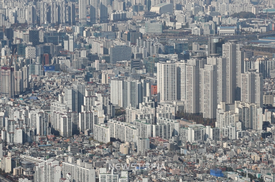 금리 인상과 집값 추가 하락 우려로 주택 매매시장이 꽁꽁 얼어붙었다. 31일 국토교통부가 공개한 9월 주택통계에 따르면, 서울 아파트 매매량은 856건에 그쳐 1년 새 77.9% 줄었다. 이는 2006년 1월 관련 통계가 집계된 이후 최저치이며, 올해 8월 907건에서 한 달 만에 최저치를 경신했다. 사진은 31일 서울 송파구 롯데월드타워 서울스카이에서 바라본 서울 시내 아파트 단지 모습.ⓒ뉴시스