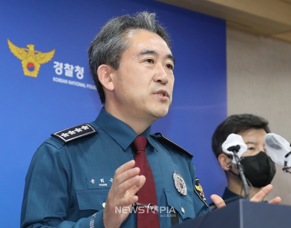 윤희근 경찰청장이 1일 오전 서울 서대문구 경찰청에서 이태원 핼러윈 압사 참사와 관련, 대국민 사과 입장 표명 기자회견 하고 있다. ⓒ뉴시스