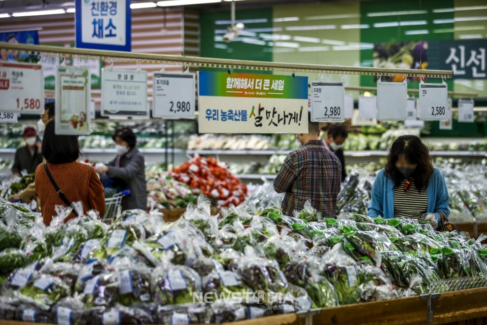 10월 소비자물가가 5.7% 오른 것으로 나타난 2일 오후 서울 서초구 농협 하나로마트 양재점을 찾은 시민들이 장을 보고 있다. 통계청이 발표한 '10월 소비자물가 동향'에 따르면 지난달 소비자물가지수는 109.21(2020=100)로 1년 전보다 5.7% 오르며 석 달 연속 5%대 상승률을 보였다. ⓒ뉴시스