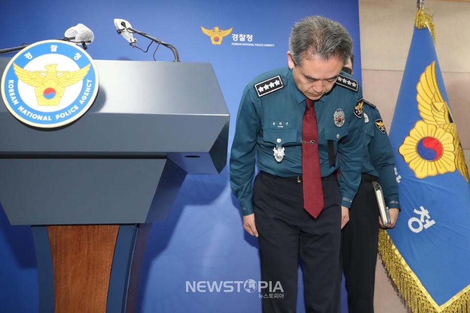 윤희근 경찰청장이 1일 오전 서울 서대문구 경찰청에서 이태원 핼러윈 압사 참사와 관련, 대국민 사과 입장 표명 기자회견에서 고개를 숙이고 있다.ⓒ뉴시스