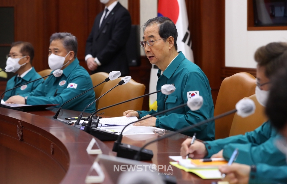 한덕수 국무총리가 4일 오전 서울 종로구 정부서울청사에서 열린 이태원 사고 및 코로나19 중앙재난안전대책본부회의에 참석해 발언하고 있다. ⓒ뉴시스