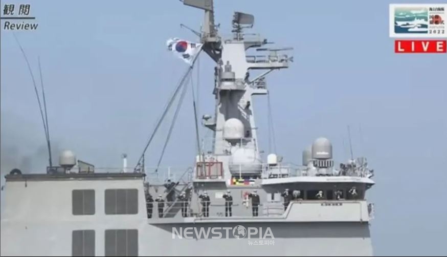 6일 일본에서 열린 국제 관함식에 참가한 우리나라 해군 (사진 출처=서경덕 인스타그램:)