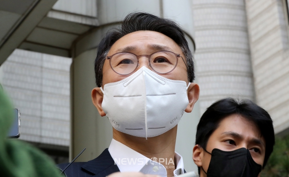 김형준 전 부장검사가 9일 오전 서울 서초구 서울중앙지방법원에서 고위공직자범죄수사처 1호기소 사건인 '뇌물 수수 혐의'와 관련 1심 무죄를 선고 받은 후 입장을 밝히고 있다.ⓒ뉴시스