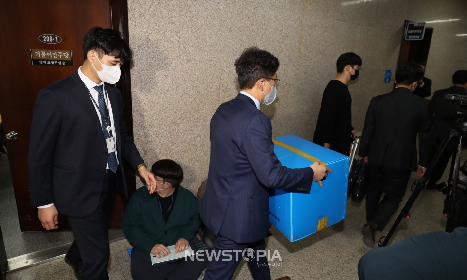 검찰 관계자들이 9일 오후 서울 여의도 국회 정진상 더불어민주당 당대표 정무실장 사무실 압수수색을 마치고 압수품이 담긴 박스를 들고 나오고 있다.ⓒ뉴시스