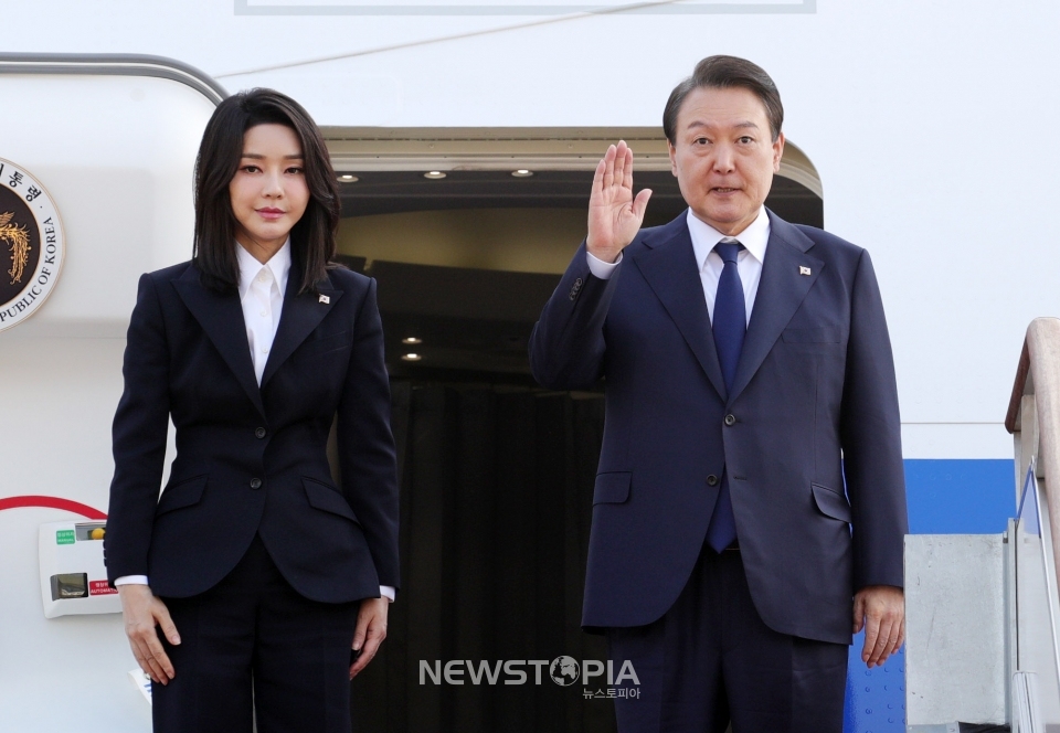 아세안 및 G20 정상회의 참석 등 동남아 순방을 위해 출국하는 윤석열 대통령과 부인 김건희 여사가 11일 경기도 성남 서울공항에서 공군 1호기에 올라 인사하고 있다.ⓒ뉴시스