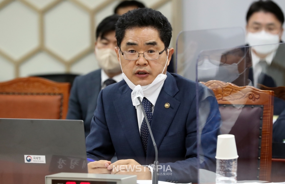 김창기 국세청장이 12일 세종시 정부세종2청사에서 열린 국회 기획재정위원회의 국세청에 대한 국정감사에서 위원 질의에 답변하고 있다. ⓒ뉴시스