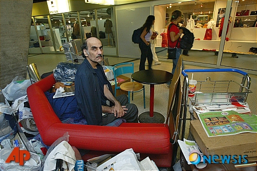 1988년부터 2006년까지 18년간 공항에서 노숙생활을 한 메헤란 카리미 나세리(사진)가 샤를 드골 국제공항 터미널 2층에서 사망했다고 미국 워싱턴 포스트가 13일(현지시간) 보도했다.ⓒap