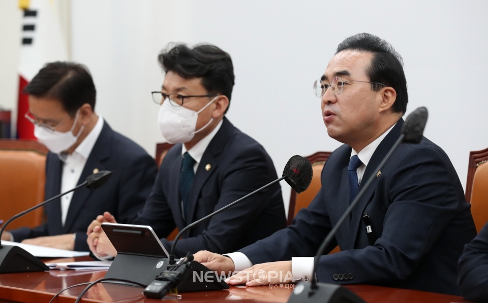 박홍근 더불어민주당 원내대표가 15일 오전 서울 여의도 국회에서 열린 원내대책회의에서 발언하고 있다. ⓒ뉴시스