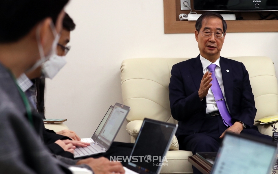 한덕수 국무총리가 15일 세종시 정부세종청사에서 출입기자들과 간담회를 갖고 있다.ⓒ뉴시스