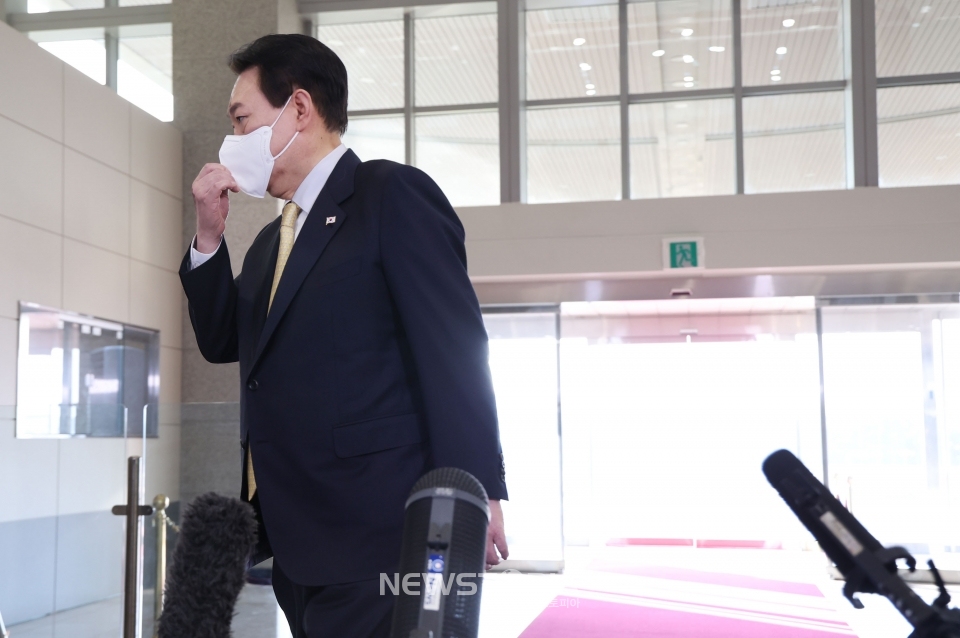 윤석열 대통령이 18일 오전 서울 용산 대통령실 청사로 출근하며 취재진 질문에 답한 뒤 집무실로 향하고 있다. (대통령실통신사진기자단)