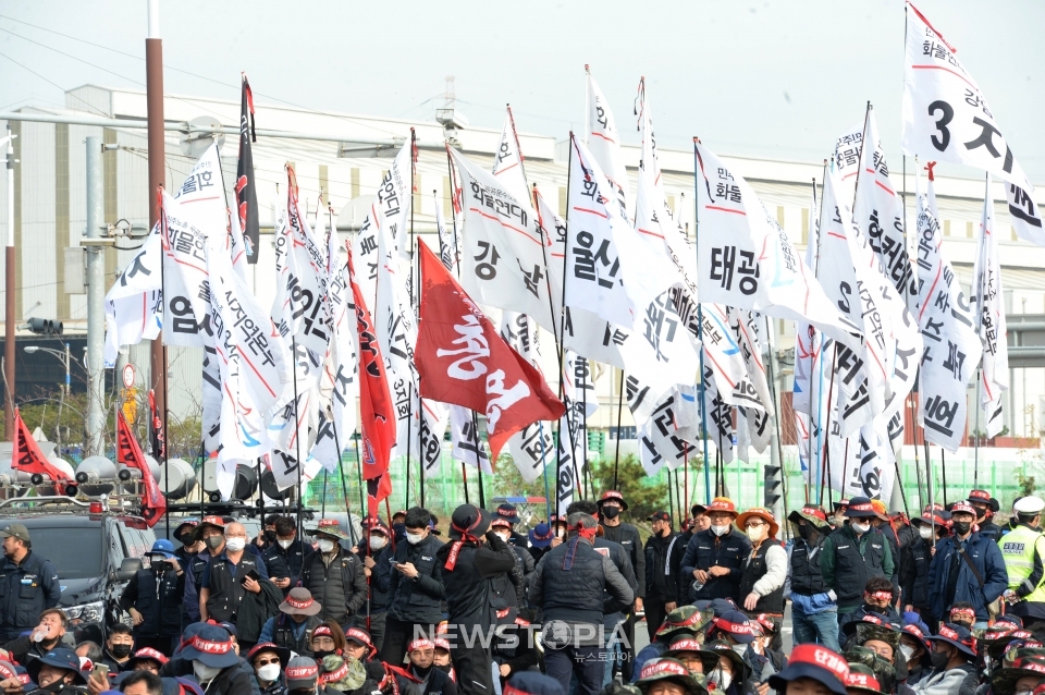 민주노총 공공운수노조 화물연대본부가 24일 0시를 기해 총파업에 돌입한 가운데 이날 오전 울산 화물연대 조합원들이 울산신항 일원에서 총파업 출정식을 갖고 있다.ⓒ뉴시스