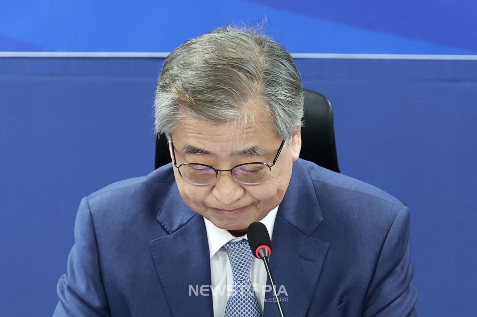 서훈 전 국가안보실장 등 문재인정부 관계자들이 27일 서울 여의도 국회에서 더불어민주당 윤석열정권정치탄압대책위원회가 주최한 서해 공무원 피격 사건 및 흉악범죄자 추방 사건 관련 기자회견을 하고 있다. ⓒ뉴시스