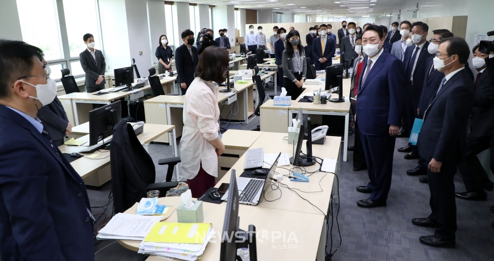 윤석열 대통령이 11일 오전 서울 용산구 대통령실 청사 사무실을 순방, 총무비서관실을 찾아 직원들을 격려하고 있다. 2022.05.11.ⓒ뉴시스
