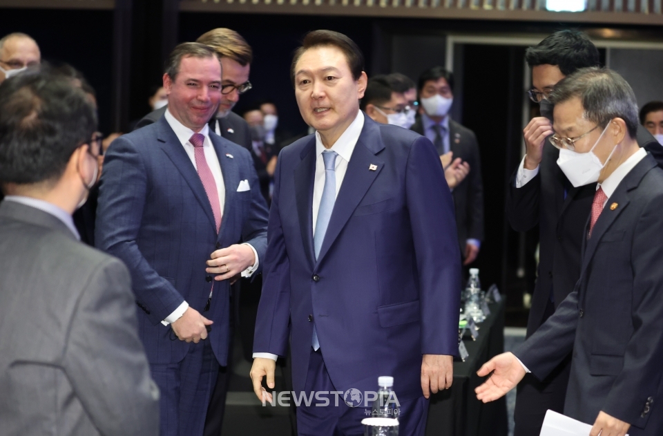 윤석열 대통령이 28일 서울 서초구 JW메리어트 호텔 서울에서 열린 미래 우주 경제 로드맵 선포식에 참석하고 있다. (대통령실통신사진기자단)