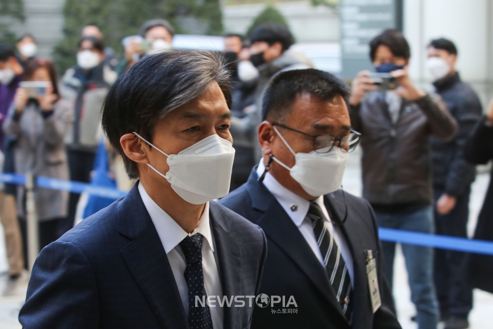 조국 전 법무부 장관이 18일 오전 서울 서초구 서울중앙지방법원에서 열린 자녀 입시비리 및 감찰 무마 의혹 관련 공판에 출석하고 있다.ⓒ뉴시스