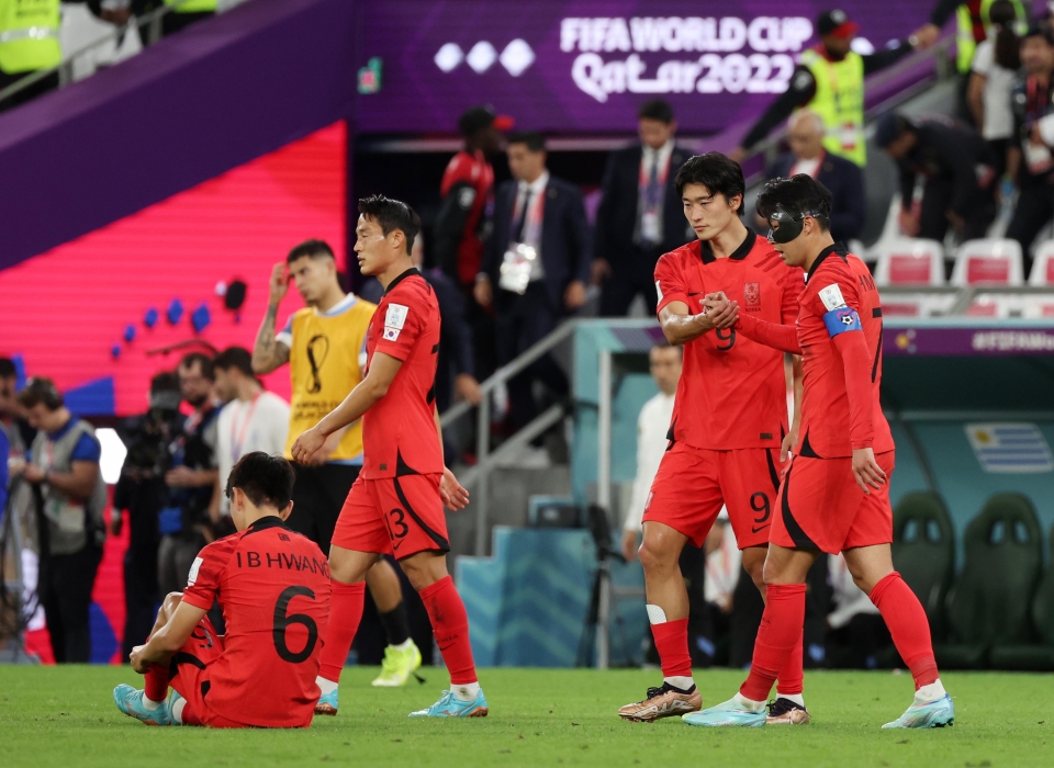 조성우 기자 = 24일(현지시간) 카타르 알라이얀 에듀케이션 시티 스타디움에서 열린 2022 카타르 월드컵 H조 1차전 대한민국과 우루과이의 경기, 한국 손흥민 등 선수들이 우루과이에 0-0으로 비긴 뒤 아쉬워 하고 있다.