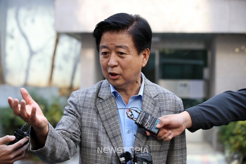 노웅래 더불어민주당 의원이 18일 서울 마포구 자택 앞에서 검찰의 자택 추가 압수수색에 대한 입장을 말하고 있다. 이번 추가 압수수색은 지난 지난달 16일 압수수색에서 발견됐지만 법원이 압수대상 목록에서 제외한 수억 원 규모 추정 현금을 확보하기 위해 진행됐다.