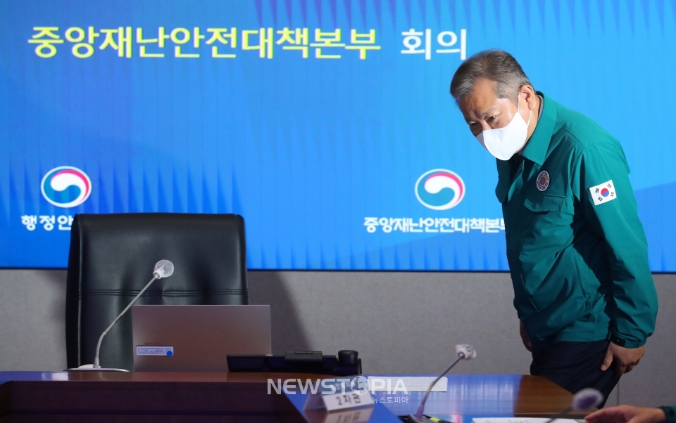 국회에 해임건의안이 발의된 이상민 행정안전부 장관이 2일 오전 서울 종로구 정부서울청사에서 열린 중앙재난안전대책본부 회의에 참석하고 있다.ⓒ뉴시스