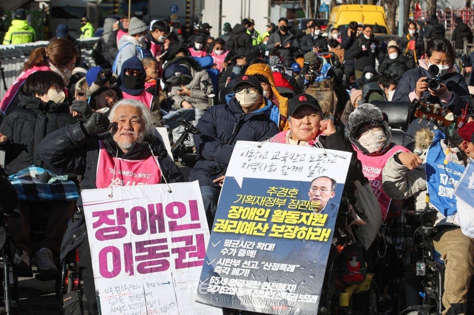 전국장애인차별철폐연대 회원들이 2일 오전 서울 용산구 삼각지역 인근에서 세계 장애인의 날 기념 전국집중결의대회를 하고 있다. ⓒ뉴시스