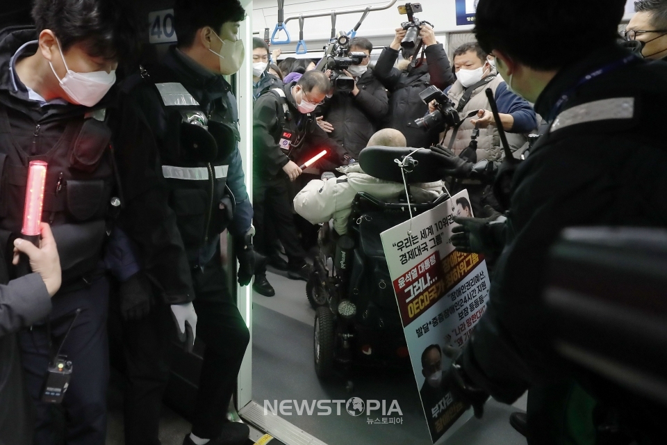 전국장애인차별철폐연대가 13일 오전 서울 용산구 삼각지역에서 장애인 권리예산 확보를 위한 지하철 출근길 선전전을 하고 있다. ⓒ뉴시스