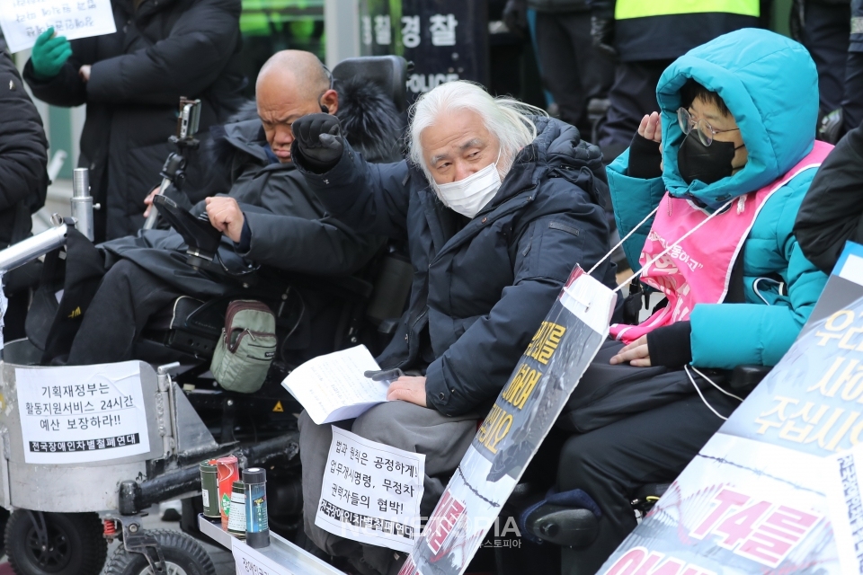 전국장애인차별철폐연대 활동가들이 14일 오전 서울 종로구 서울경찰청 앞에서 '국가인권위 권고조치 결정에 따른 서울지방경찰청 규탄 기자회견'을 열고 구호를 외치고 있다. ⓒ뉴시스