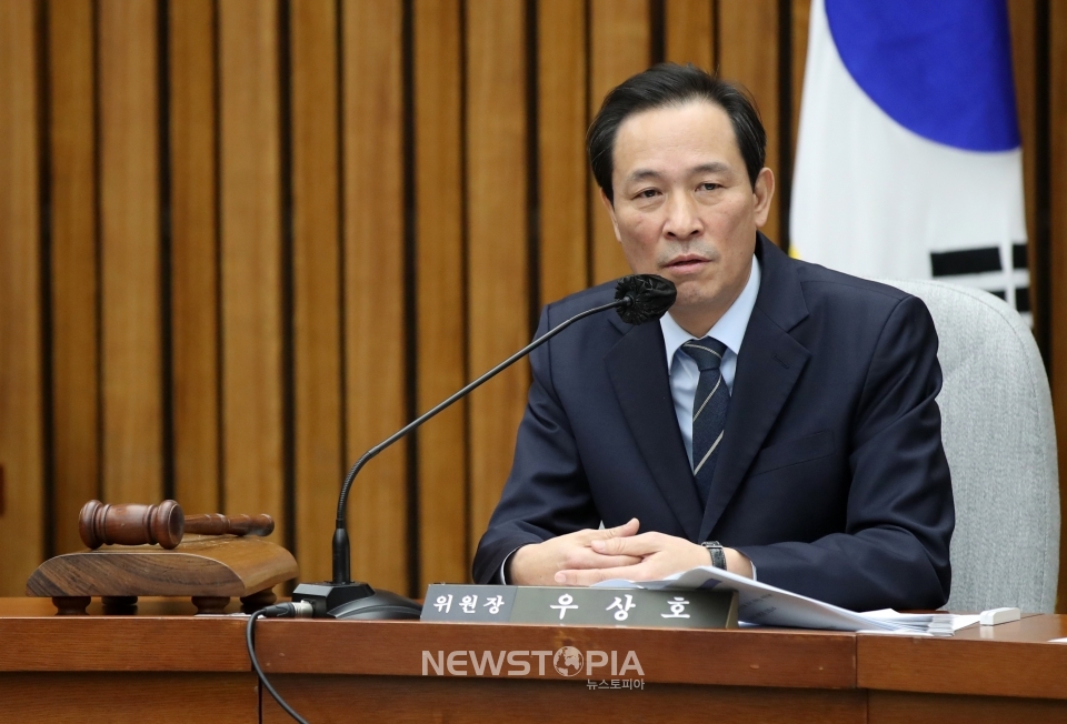 우상호 국조특위 위원장이 19일 오전 서울 여의도 국회에서 열린 용산 이태원 참사 진상규명과 재발방지를 위한 국정조사특별위원회 전체회의에서 발언하고 있다. ⓒ뉴시스