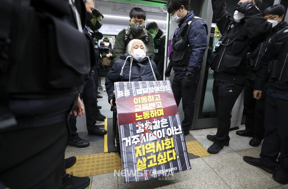 박경석 전국장애인차별철폐연대(전장연) 대표가 20일 오전 서울 광화문역에서 장애인 권리 예산 보장을 촉구하는 출근길 선전전을 마친 뒤 지하철에서 내리고 있다. ⓒ뉴시스