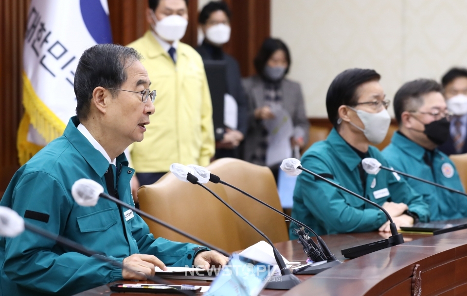 한덕수 국무총리가 23일 오전 서울 종로구 정부서울청사에서 열린 코로나19 중앙재난안전대책본부(중대본) 회의에 참석해 발언하고 있다. ⓒ뉴시스