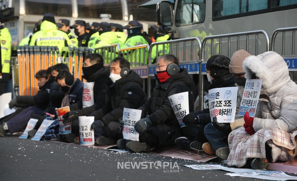 민주노총 조합원들이 26일 오전 서울 여의도 더불어민주당 중앙당사 앞에서 노조법 2·3조의 개정을 요구하며 점거농성을 하고 있다. ⓒ뉴시스
